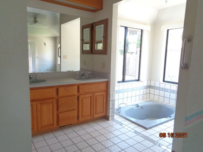 Building Photo - 960 Monique Way