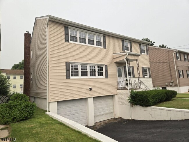 Building Photo - 832 Dewey St