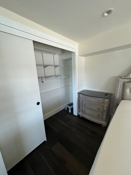 Building Photo - 686 Port Dr