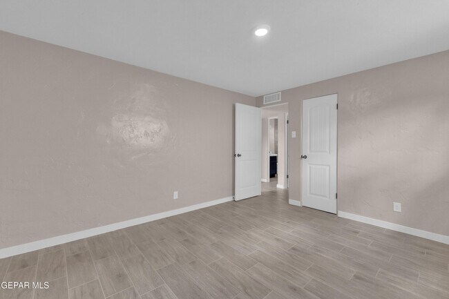 Building Photo - 8931 Robert Dr