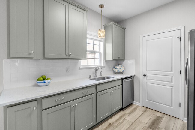 Building Photo - 558 Calen Ln