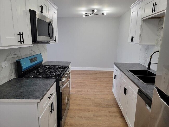 Building Photo - 1710 Queensbury Cir