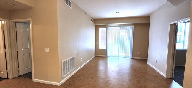 Building Photo - 2 Bedroom recently painted 2nd Floor Condo in Guard Gated Park Avenue!