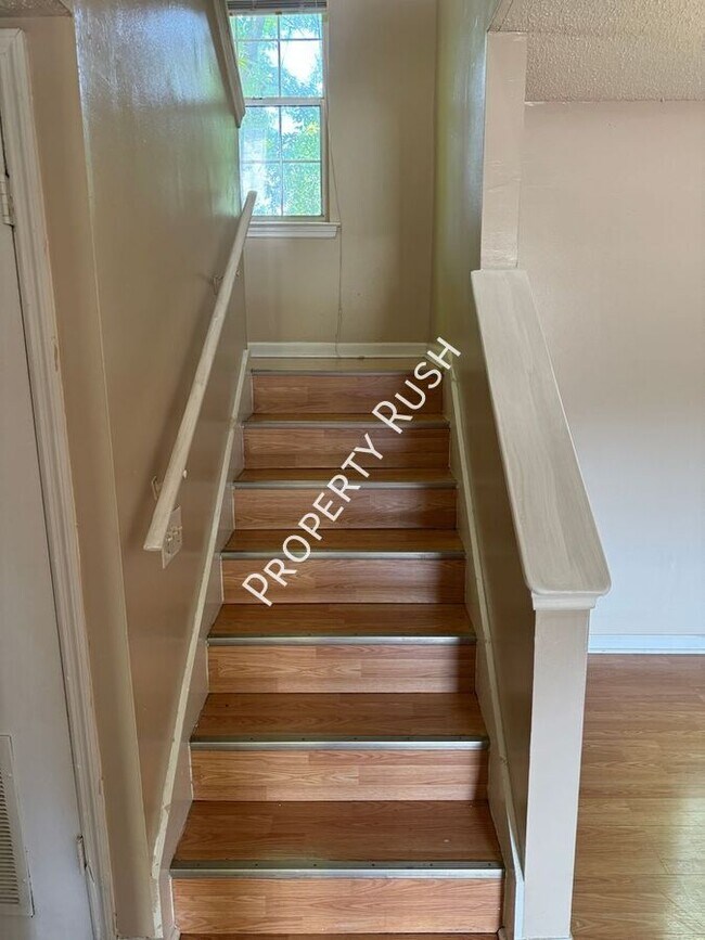 Building Photo - 1620 Hickory Pl