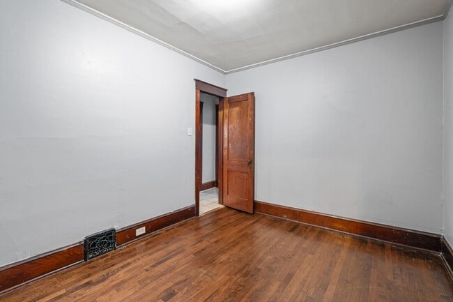 Building Photo - Murray house