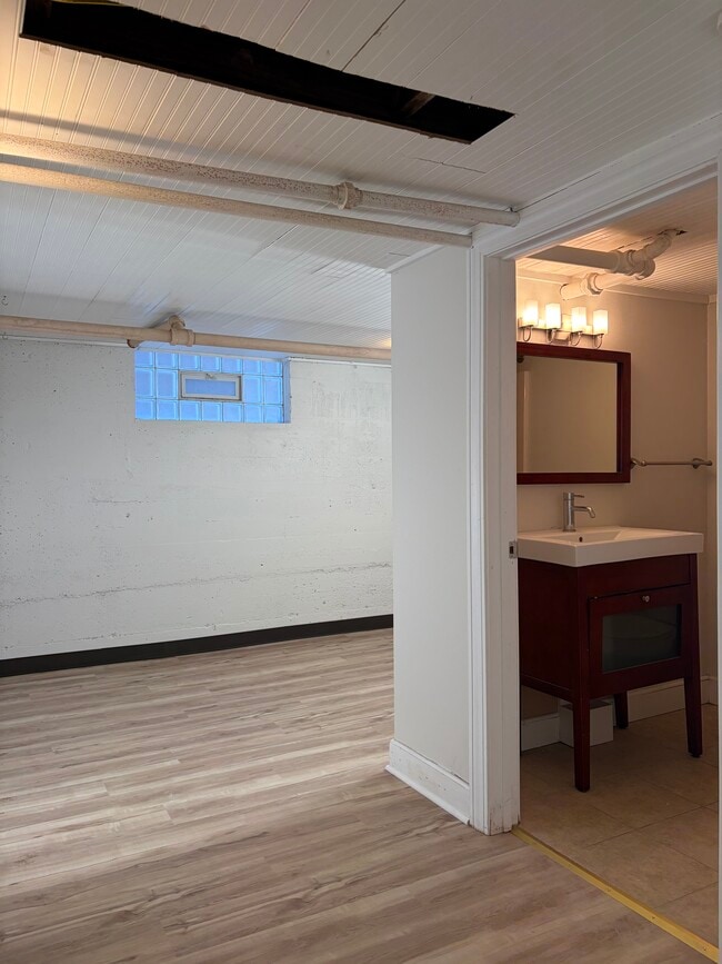 Building Photo - 934 W Shore Dr