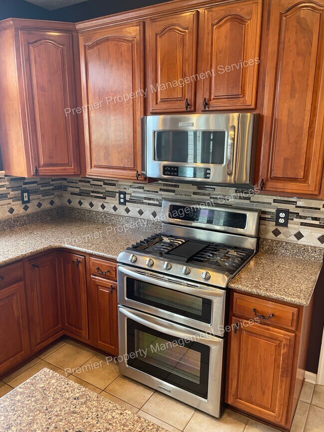 Building Photo - 709 Williamsburg Ct