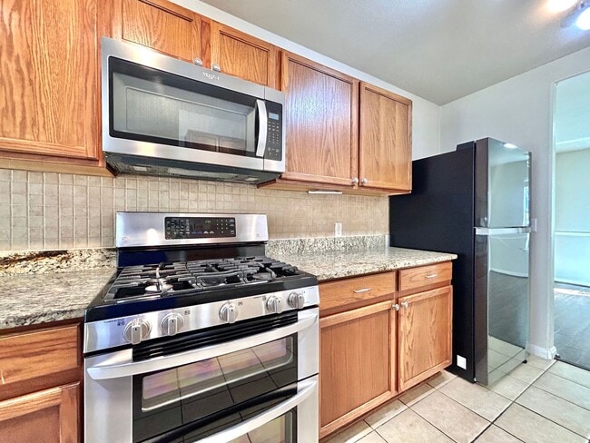 Building Photo - Beautiful 4-Bed Home with Open Floorplan, ...