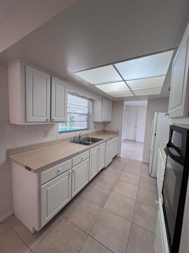Building Photo - 350 Orion Ct