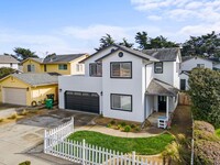 Building Photo - Beautiful Two Story Updated Marina Home