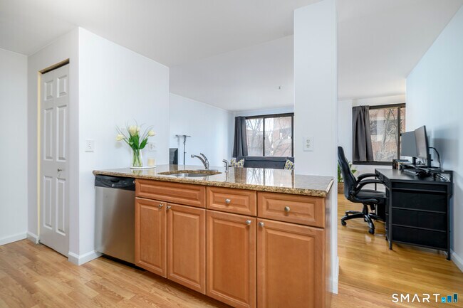 Building Photo - 300 Broad St