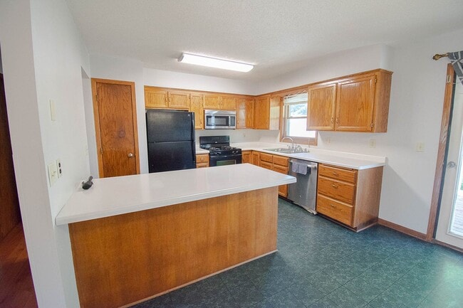 Building Photo - NW Rochester Split-Level with Vaulted Ceilings & Detached 2-Car Garage