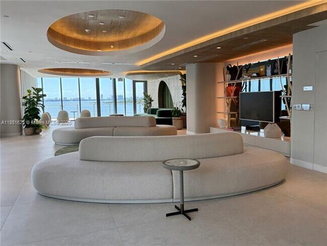 Building Photo - 700 NE 24th St