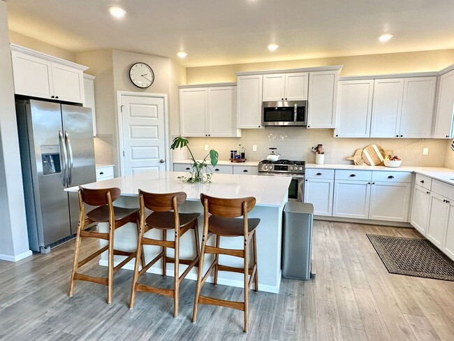 Building Photo - Stunning Stewart Crossing Home!