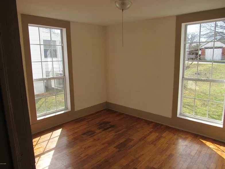 Bedroom 2 - 924 W 1st St