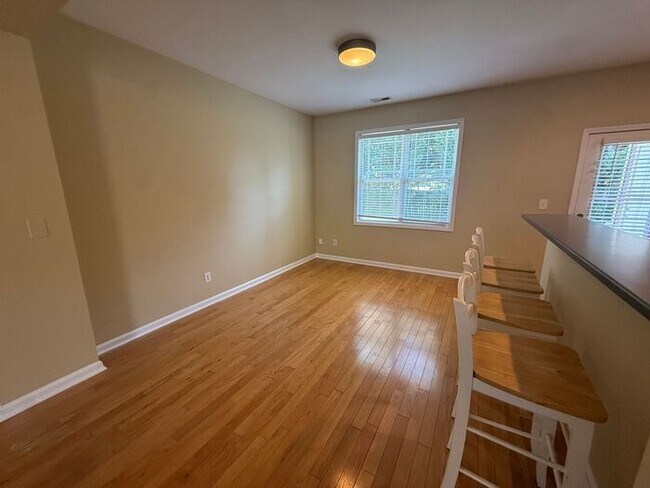 Building Photo - Spacious 3 bedroom 2.5 bath end unit townhome!