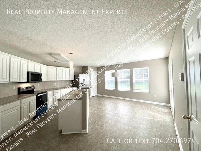 Building Photo - **MOVE IN SPECIAL!**Charming 3BR/2.5BR hom...