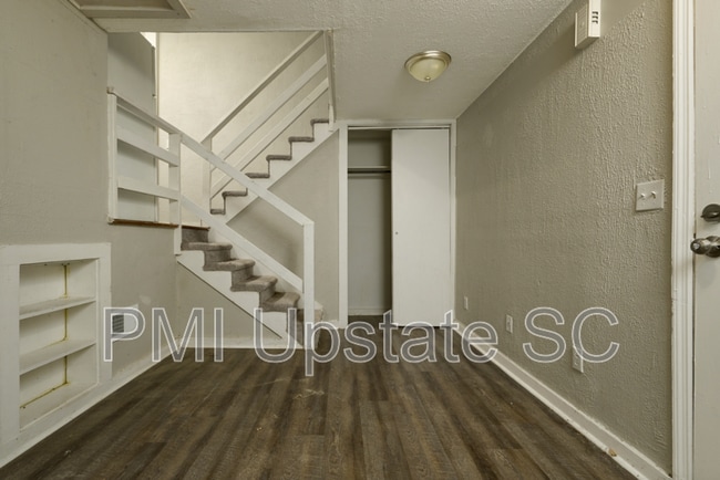 Building Photo - 181 N Fairview Ave