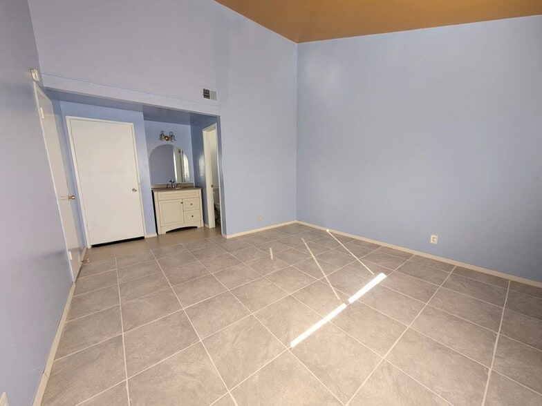 Building Photo - 914 W Alton Ave