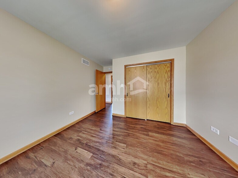 Building Photo - 2113 Cumberland Dr