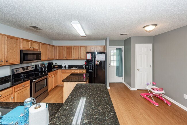 Building Photo - 5 Bedroom 3 Bath Home in Moss Grove Planta...