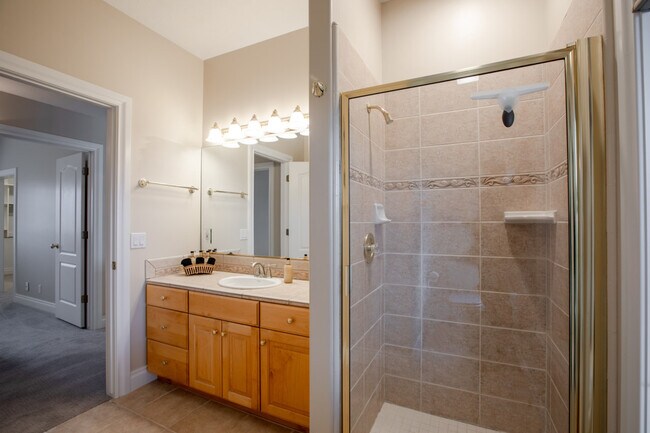 Building Photo - 678 Scenic Hills Dr