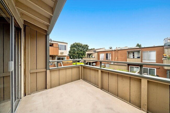 Building Photo - 2-Bedroom Apartment in the Heart of Santa Ana