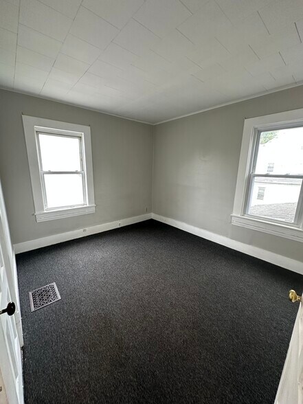 Building Photo - 17 Cottage Green