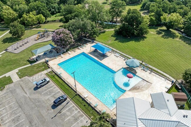 Building Photo - 2022 Balsam Way