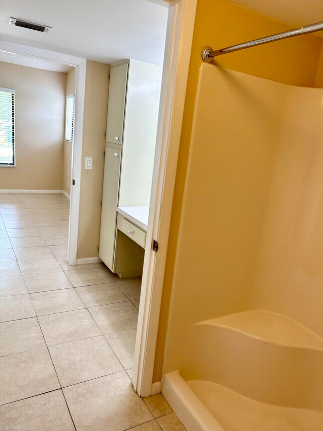 Building Photo - 6649 Somerset Dr