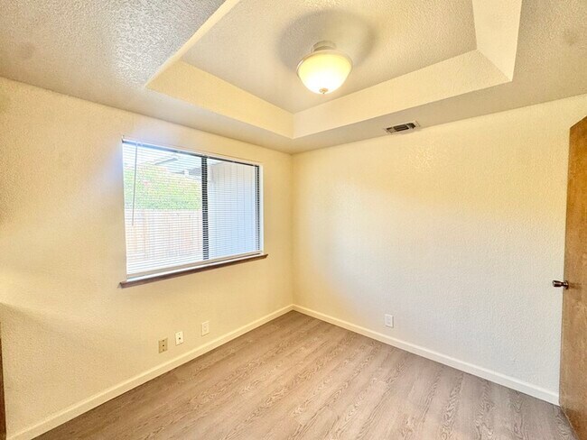 Building Photo - Stunning 3 bedroom 2.5 bathroom home in Folsom with large backyard