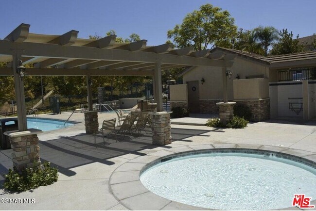 Building Photo - 335 Kitetail St