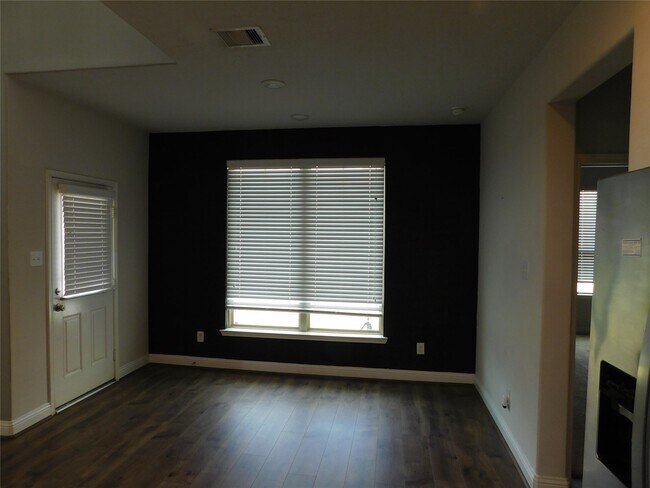 Building Photo - 8219 Oxbow Manor