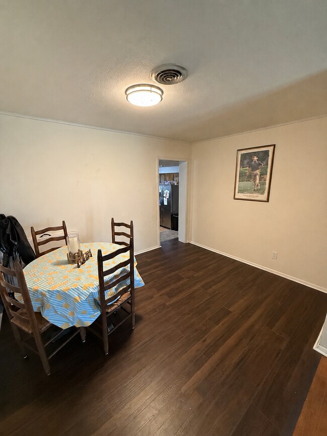 Building Photo - 503 Pell Ave