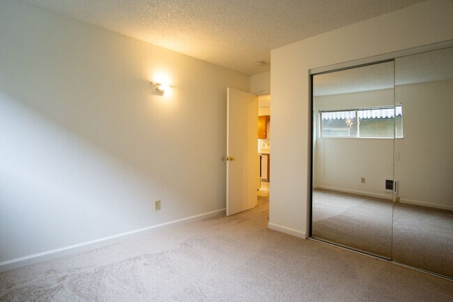 Building Photo - Close-in SE: Garden Level 1 Bdr w/ DW, Pri...
