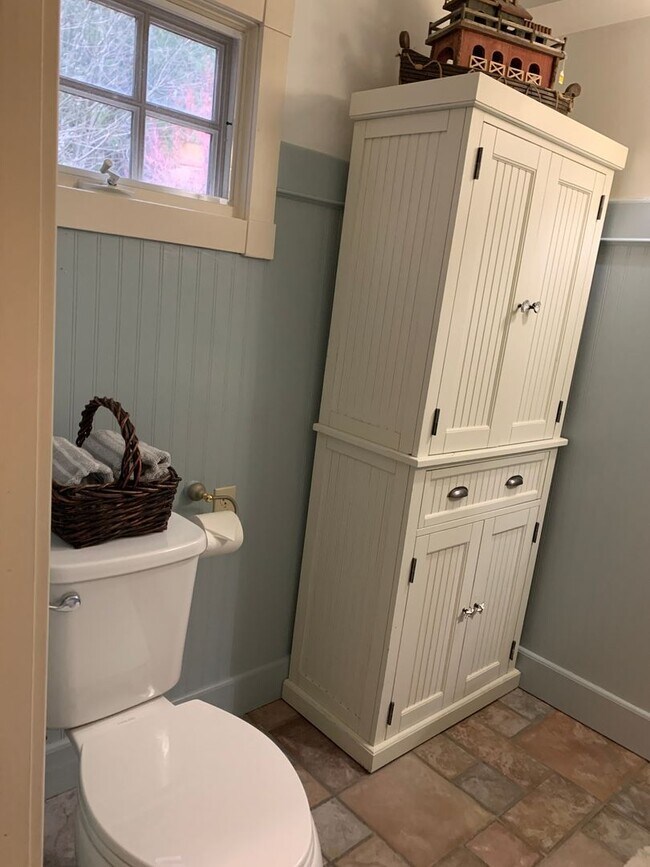 Building Photo - Charming 1BR House in Shelton