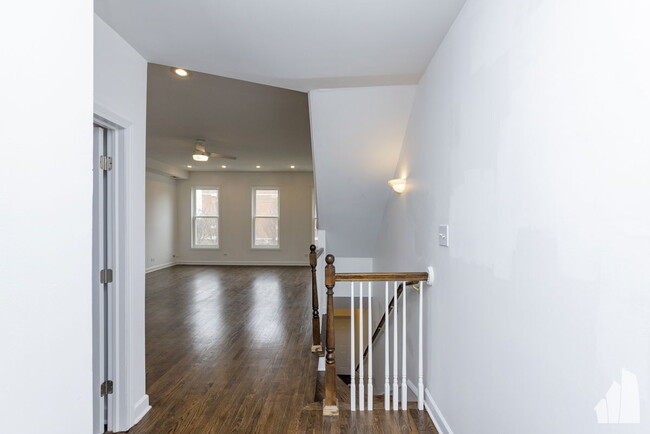 Building Photo - 1426 N Greenview Ave