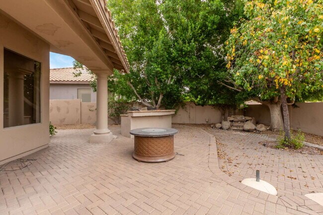 Building Photo - "Discover Your Dream Oasis: Spacious 4-Bedroom Retreat in Scottsdale's Paradise Drive!"