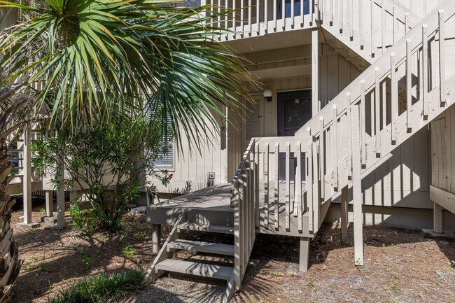Building Photo - First floor condo available now! Pool views!
