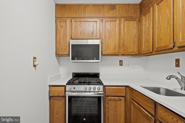 Building Photo - 4600 S Four Mile Run Dr