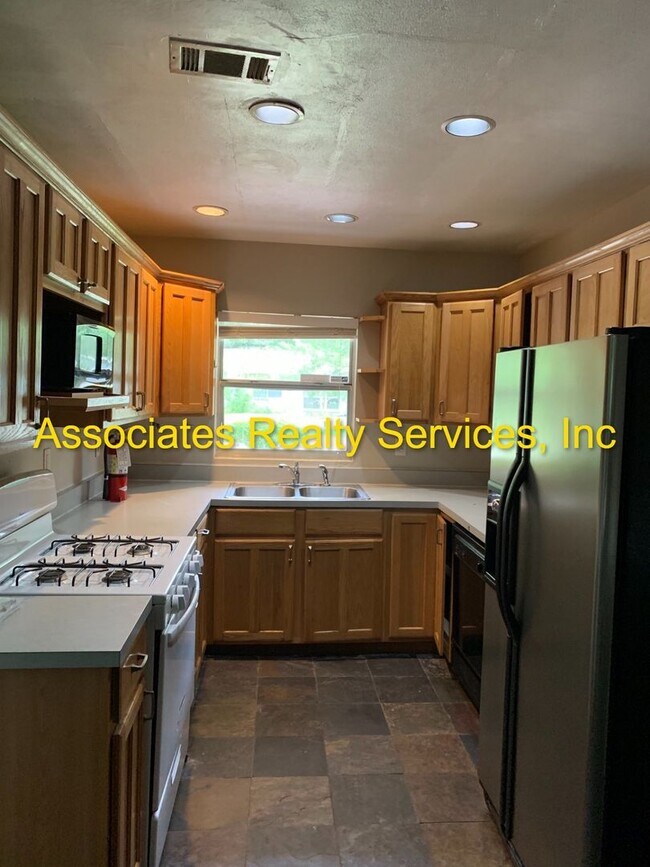 Building Photo - 3 Bedroom, 1 1/2 bath house available in A...