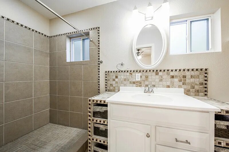 FRONT HOUSE Master bathroom - 4521 Merle Dr