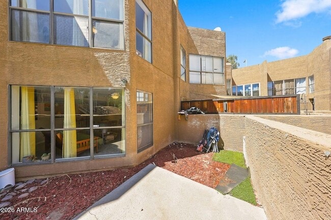 Building Photo - 3228 W Glendale Ave