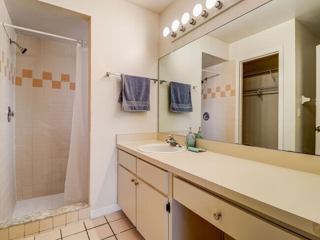 Building Photo - Beautiful 3-bedroom 2-bathroom house in th...