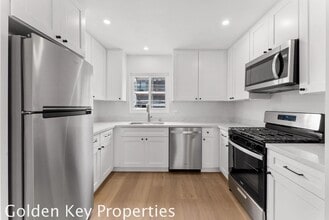 Building Photo - Beautifully remodeled apartment in South Oceanside just a few blocks from the beach!