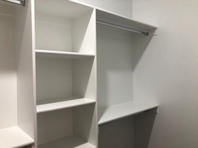 Building Photo - 4 Bedroom 2.5 Bathroom Townhome