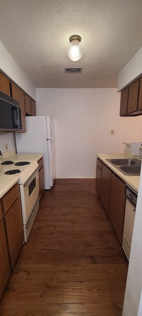 Building Photo - 2 Bedroom 1 Bath Available