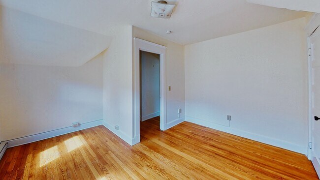 Building Photo - [In-Unit Laundry; Garden] Townhouse-Style Living, with Historical Details & Parking!