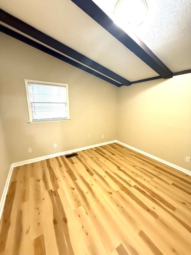 Building Photo - ** 3 Bed 2 Bath located off Perry Hill rd ...