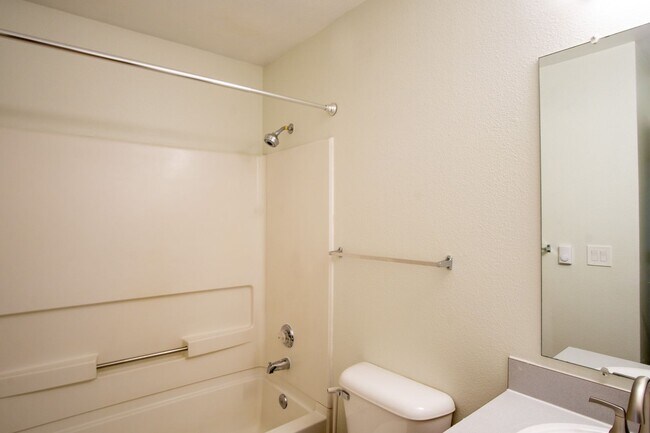 Building Photo - Beautiful & Spacious 2 Bed 2 Bath by Lair Hill Park!